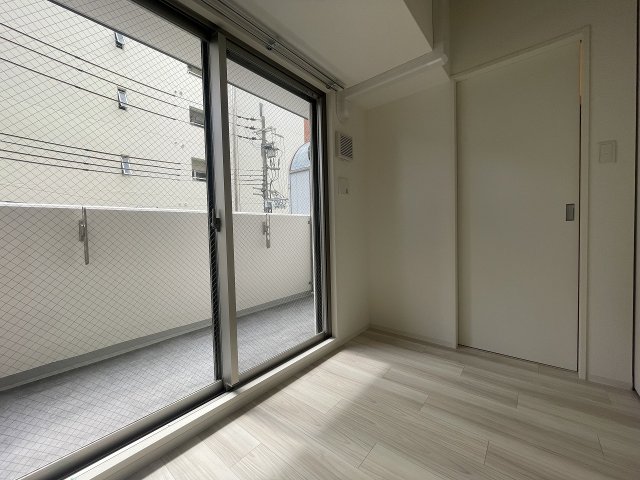 その他部屋・スペース　開放的な寝室です