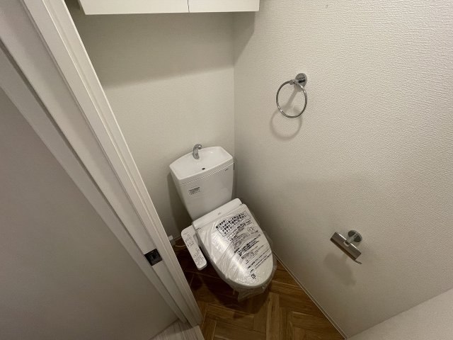 トイレ　落ち着いた色調のトイレです