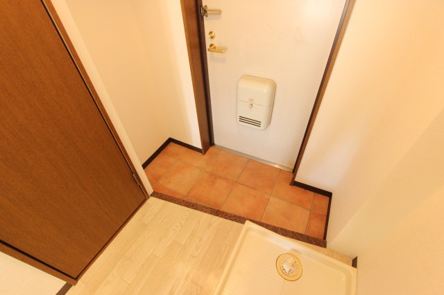 玄関　毎日通る玄関はこちらです 写真はイメージです。色仕様は現況優