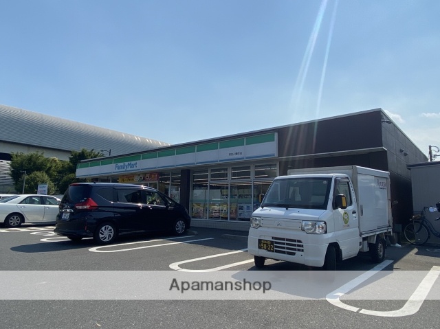 コンビニ　ファミリーマート草加八幡町店（コンビニ）まで707m