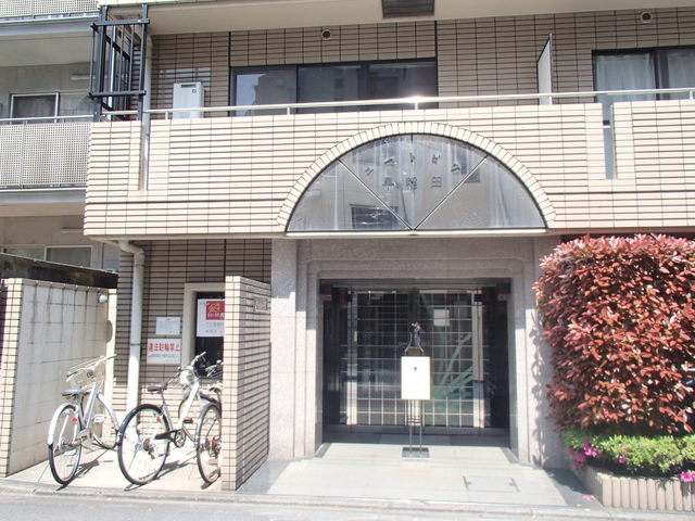 エントランス　四季折々植栽がきれいなエントランスです♪