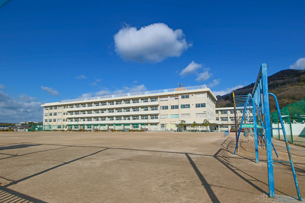 小学校　岡山市立芥子山小学校（小学校）まで1402m