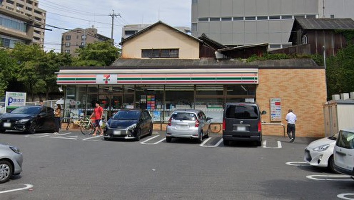 コンビニ　セブンイレブン松原三丁目店（コンビニ）まで550m