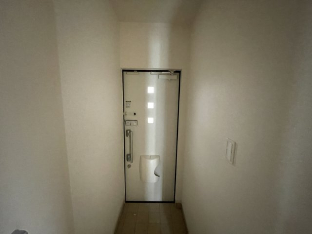 玄関　別部屋反転間取りのお写真となります。