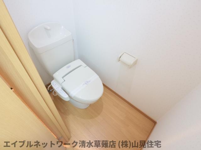 トイレ　落ち着いた色調のトイレです