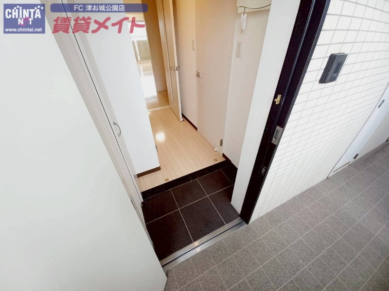 玄関　同物件別部屋写真