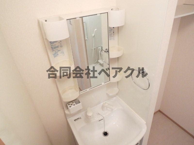 洗面設備　独立洗面台、小物を置くことができて便利です
