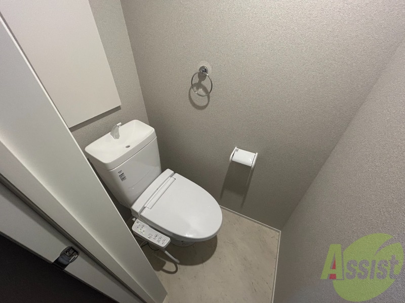 トイレ　広めのトイレです。嬉しい収納もございます。