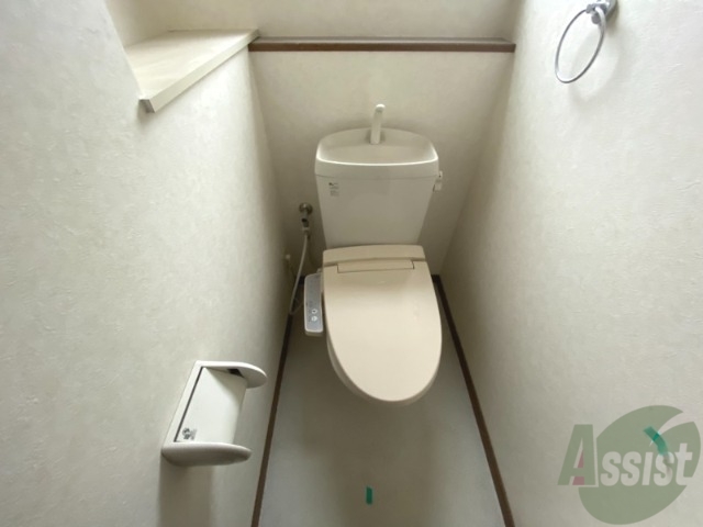 トイレ　温水洗浄便座なので快適に使用できそうですね。