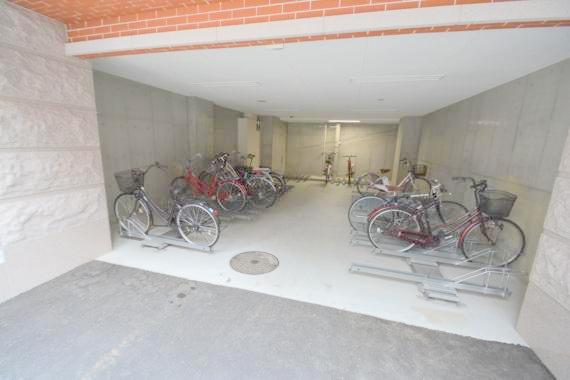 駐車場　敷地内には入居者専用の駐輪スペースもあります。