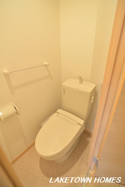 トイレ　収納がある温水洗浄便座付のトイレです。