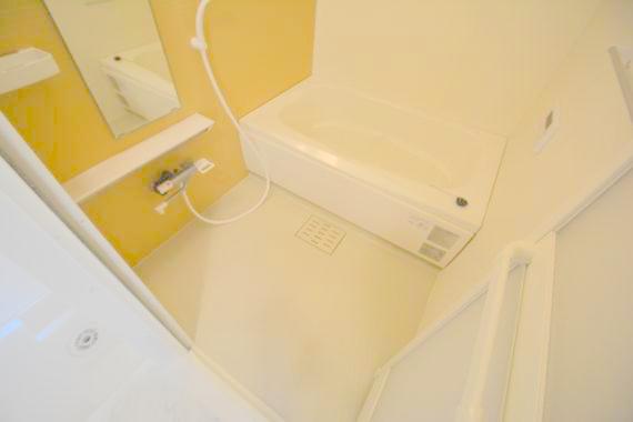 バス・シャワールーム　バスルームはトイレと別々で、広々としていますよ。