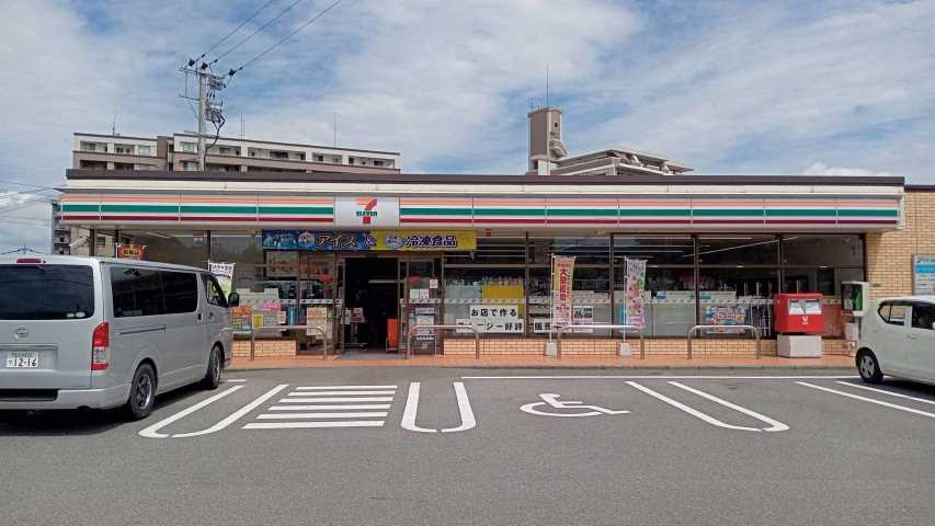 コンビニ　セブン－イレブン那珂川片縄東店（コンビニ）まで952m