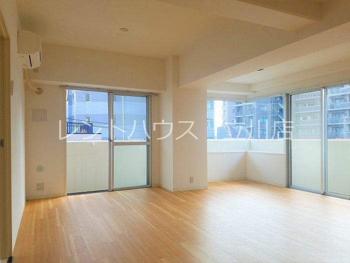 居室・リビング　同マンション別部屋参考写真です