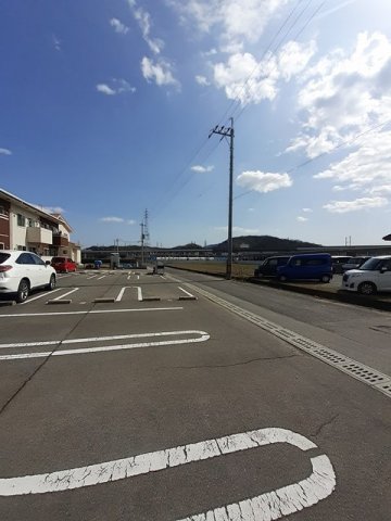 駐車場　駐車場があるので、車を買う予定の方も安心です