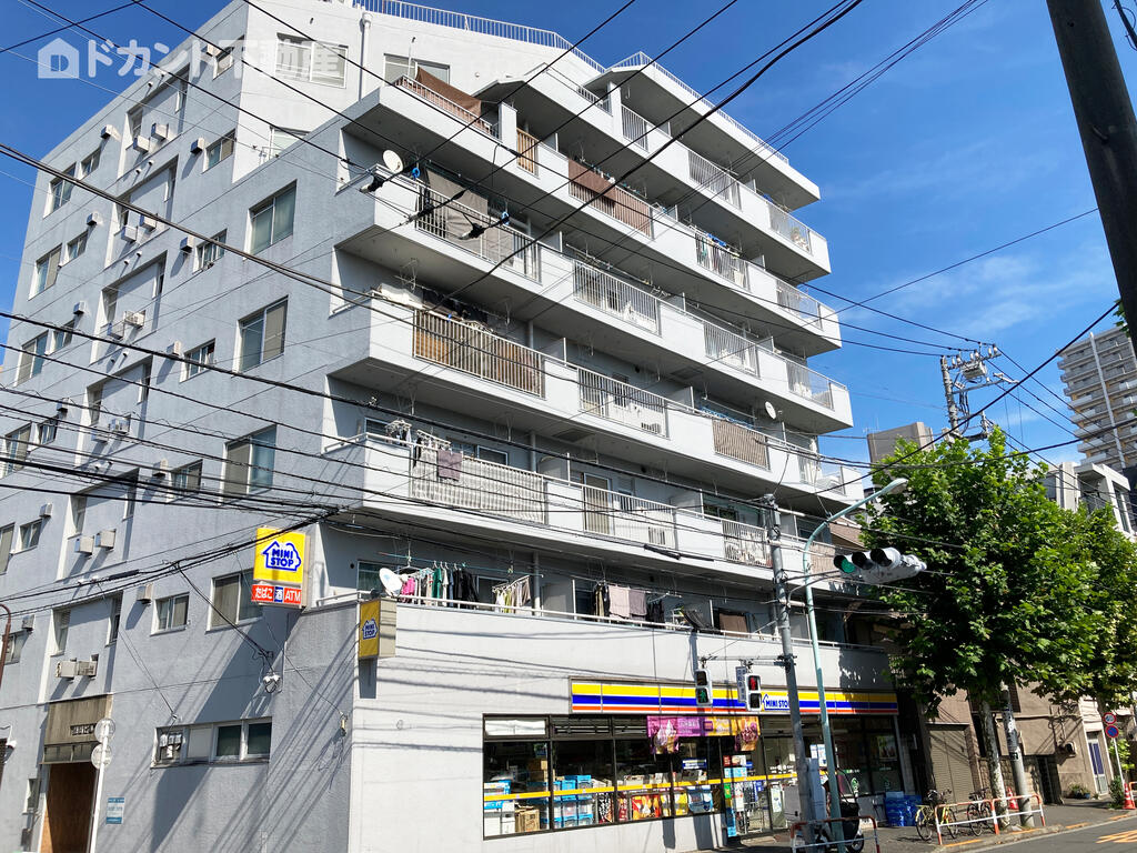 建物外観　1階はコンビニエンスストア☆