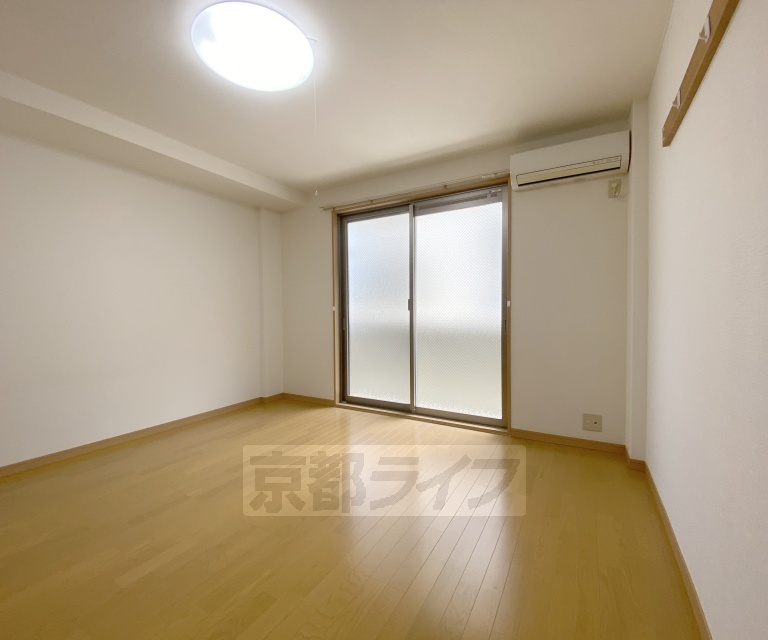 居室・リビング　落ち着いた雰囲気のお部屋です