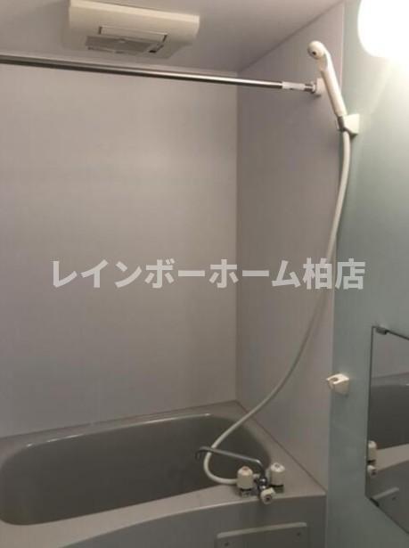 バス・シャワールーム　コンパクトで使いやすいお風呂です