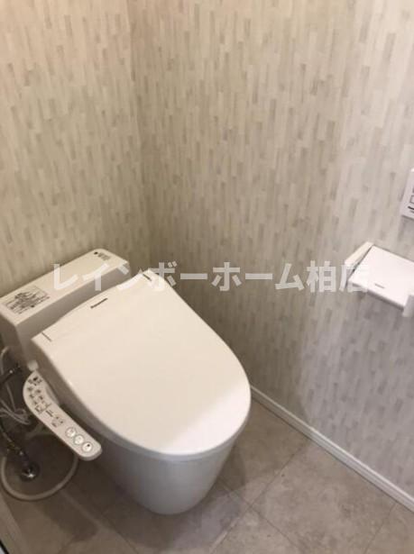 トイレ　落ち着いた色調のトイレです