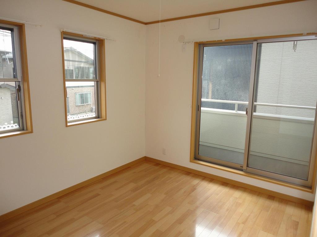 その他　窓が多く明るいお部屋です♪