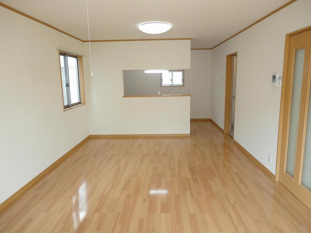 居室・リビング　南向きで明るい広々18帖のLDK☆