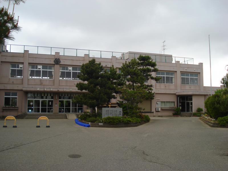 小学校　新津第三小学校（小学校）まで850m