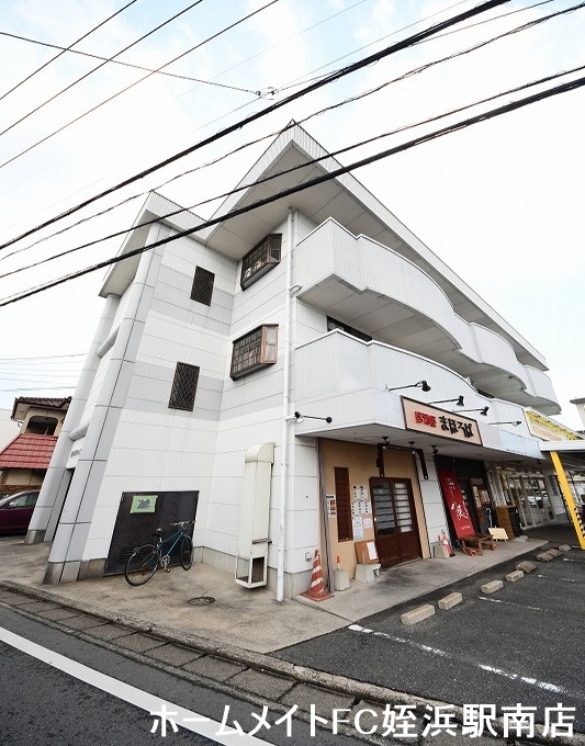 建物外観　★1階にコインランドリーがあって便利♪★