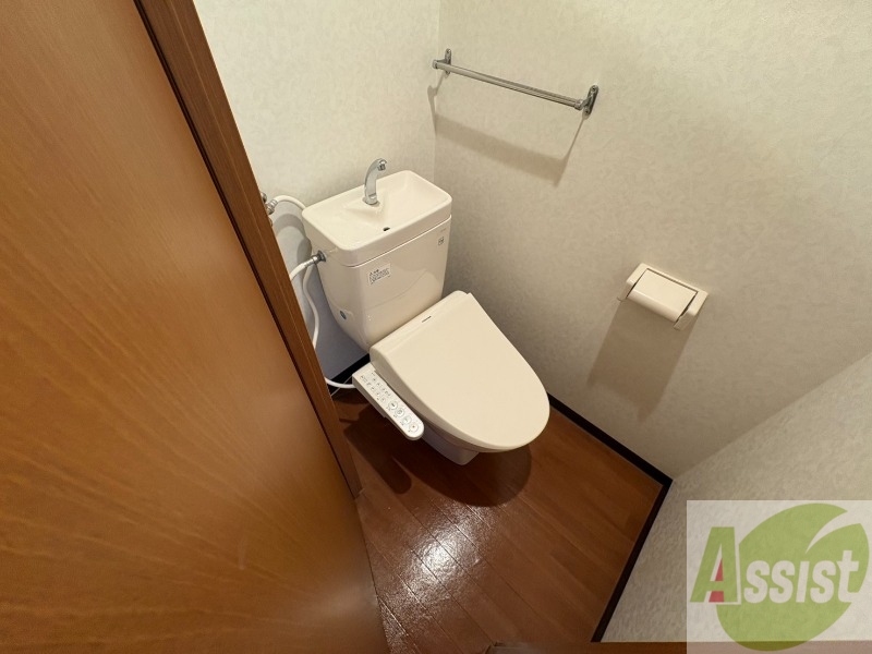 トイレ　ウォシュレット機能がついたトイレです。安心して使用できます。