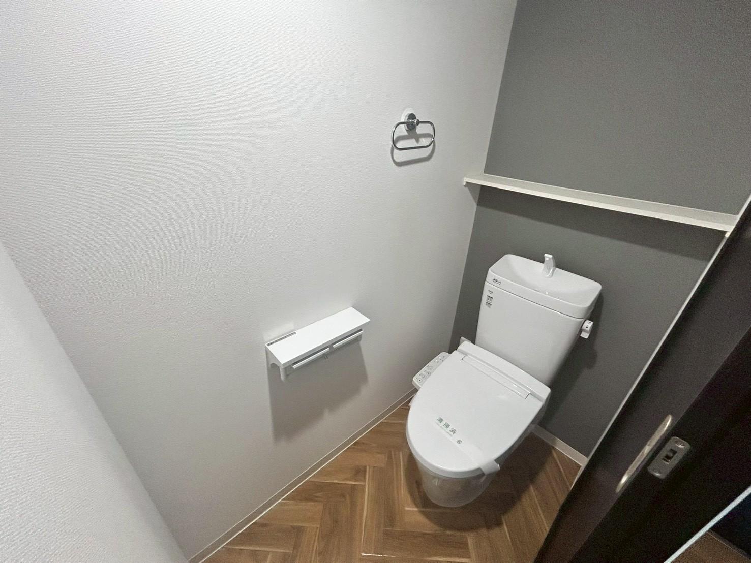 トイレ　小物などが置けるトイレットペーパーホルダー付きです