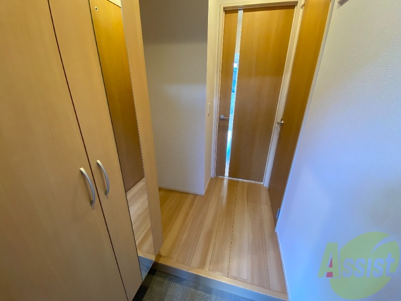 玄関　玄関からの様子です。すぐ部屋が見えないのは安心ですね。