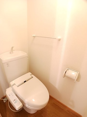 トイレ　落ち着いた色調のトイレです