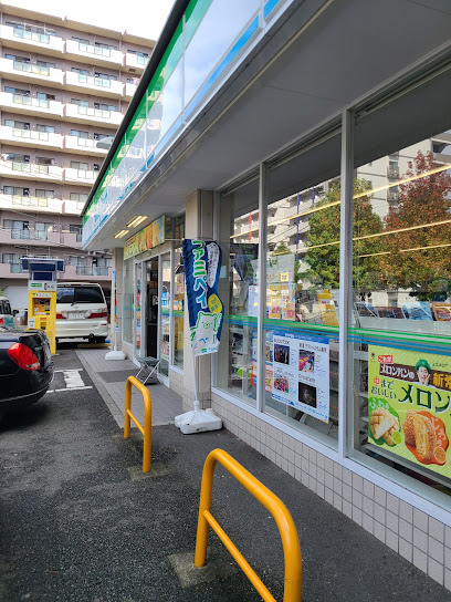 コンビニ　ファミリーマート スリーウェル新横浜店（コンビニ）まで150m