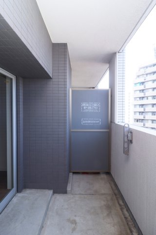 バルコニー　別号室のものです。現状優先になります。