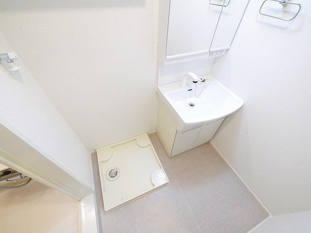 洗面設備　明るい洗面所です