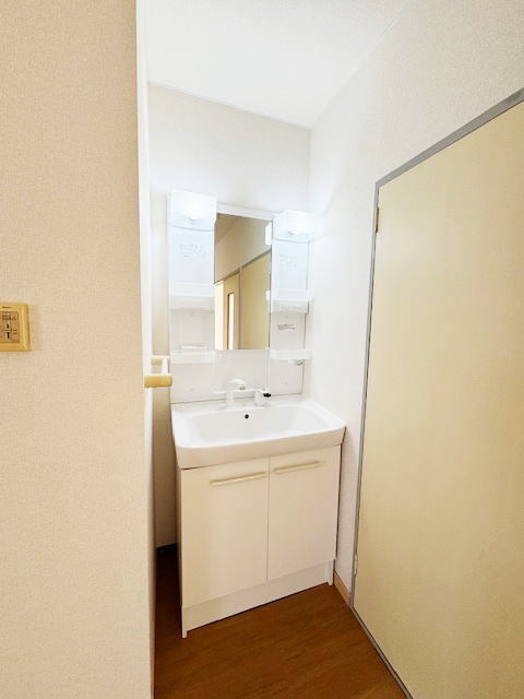 洗面設備　写真は同建物の別部屋を参考に掲載しております。