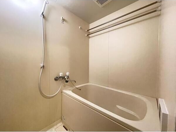 バス・シャワールーム　※写真は同じマンションの違う部屋のものになります。
