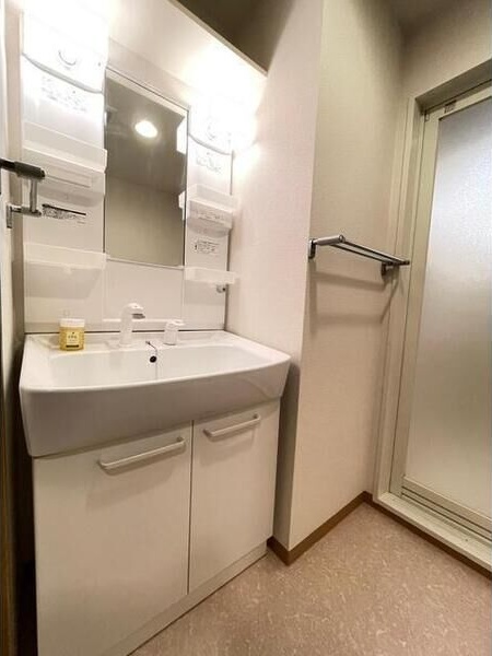 洗面設備　※写真は同じマンションの違う部屋のものになります。
