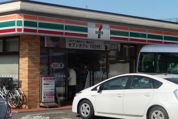 コンビニ　セブンイレブン（コンビニ）まで120m