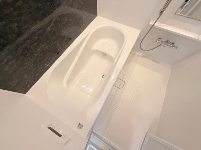 バス・シャワールーム　広めのお風呂は一日の疲れを癒してくれます。
