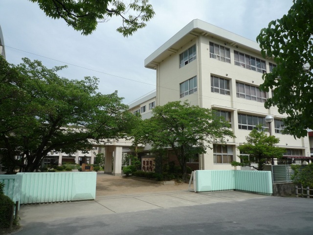 小学校　岡山市立芳泉小学校（小学校）まで1120m