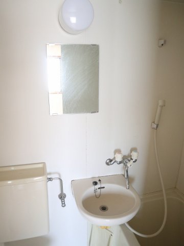 洗面設備　鏡もついてきれいな洗面台です