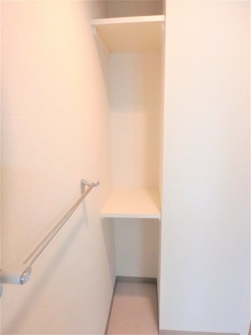 その他部屋・スペース　脱衣所です！棚はタオルなどバス用品の収納にお使いいただけます