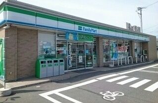 コンビニ　ファミリーマート（コンビニ）まで1200m