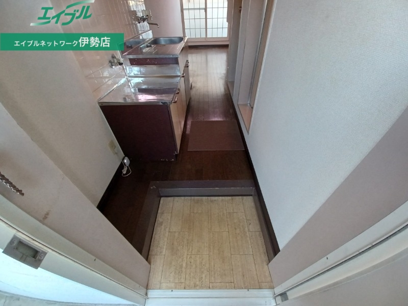 玄関　同物件別部屋の写真