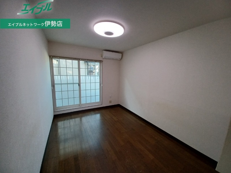 居室・リビング　同物件別部屋の写真