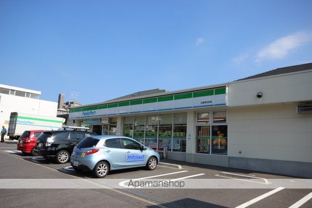 コンビニ　ファミリーマート（コンビニ）まで650m