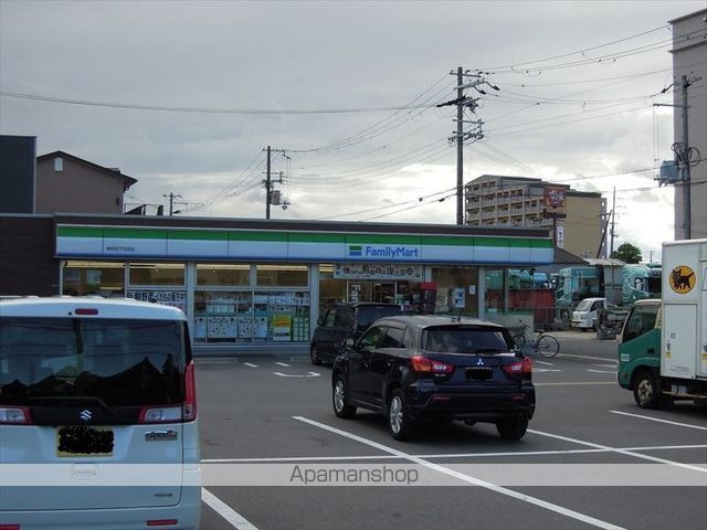 コンビニ　ファミリーマート（コンビニ）まで569m