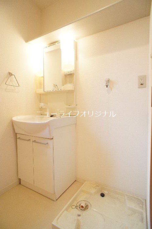 洗面設備　シャワー付き洗面台で忙しい朝でも楽に身支度が出来ます。