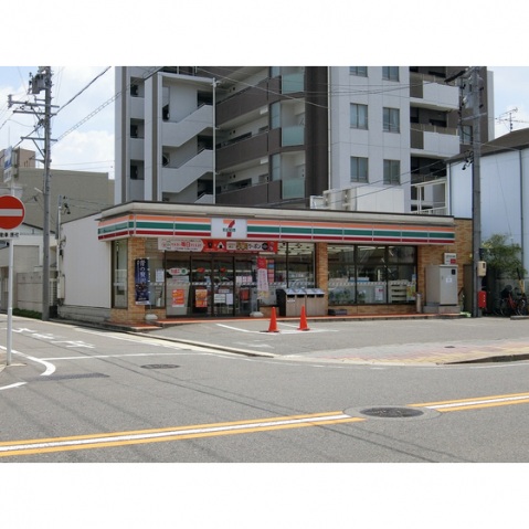 コンビニ　セブンイレブン（コンビニ）まで300m