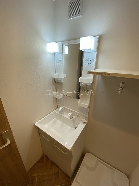 洗面設備　棚が付いているのも嬉しいですね！